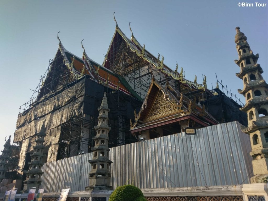 royal chapel of Wat Suthat under construction